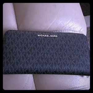 Michael Kors Jet Set Travel Wallet ❤️❤️❤️😍😍😍